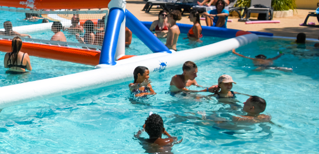 CLUB INFANTIL EN UNA PISCINA