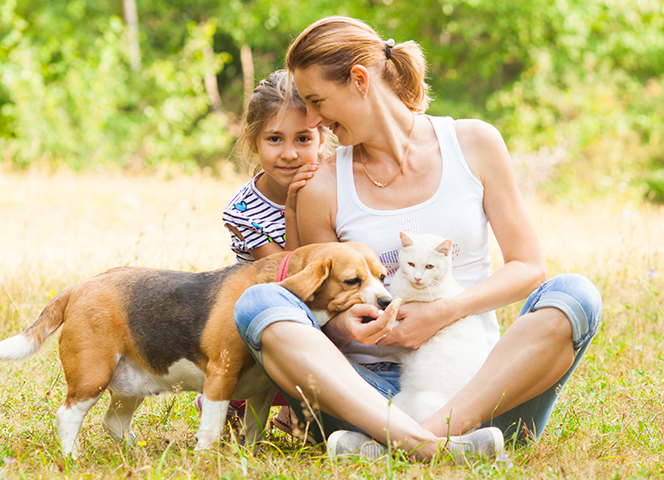 Mamá y niño con perro y gato