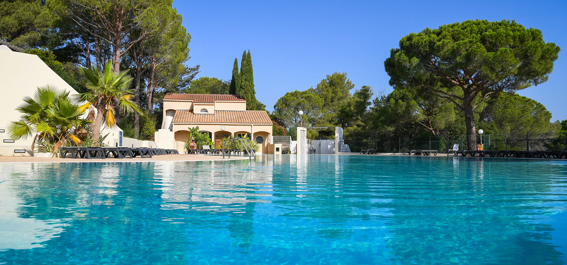 CAMPING CON PISCINA