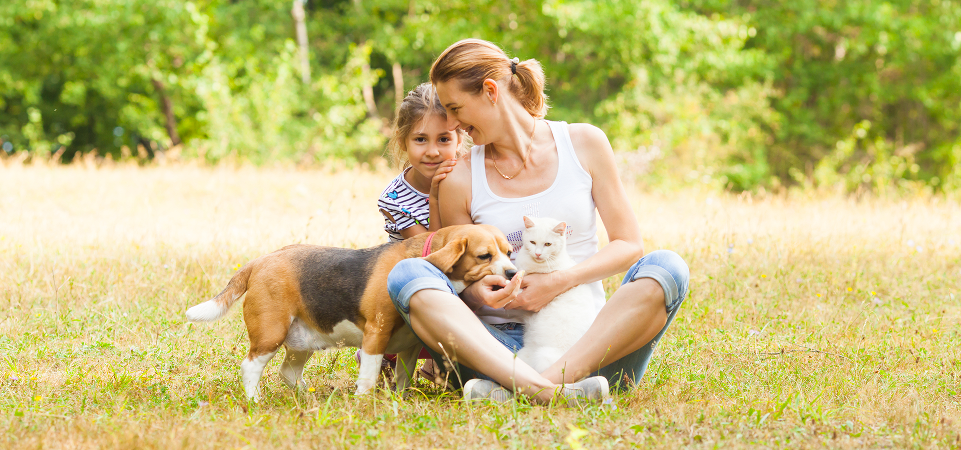 Familia con perro y gato